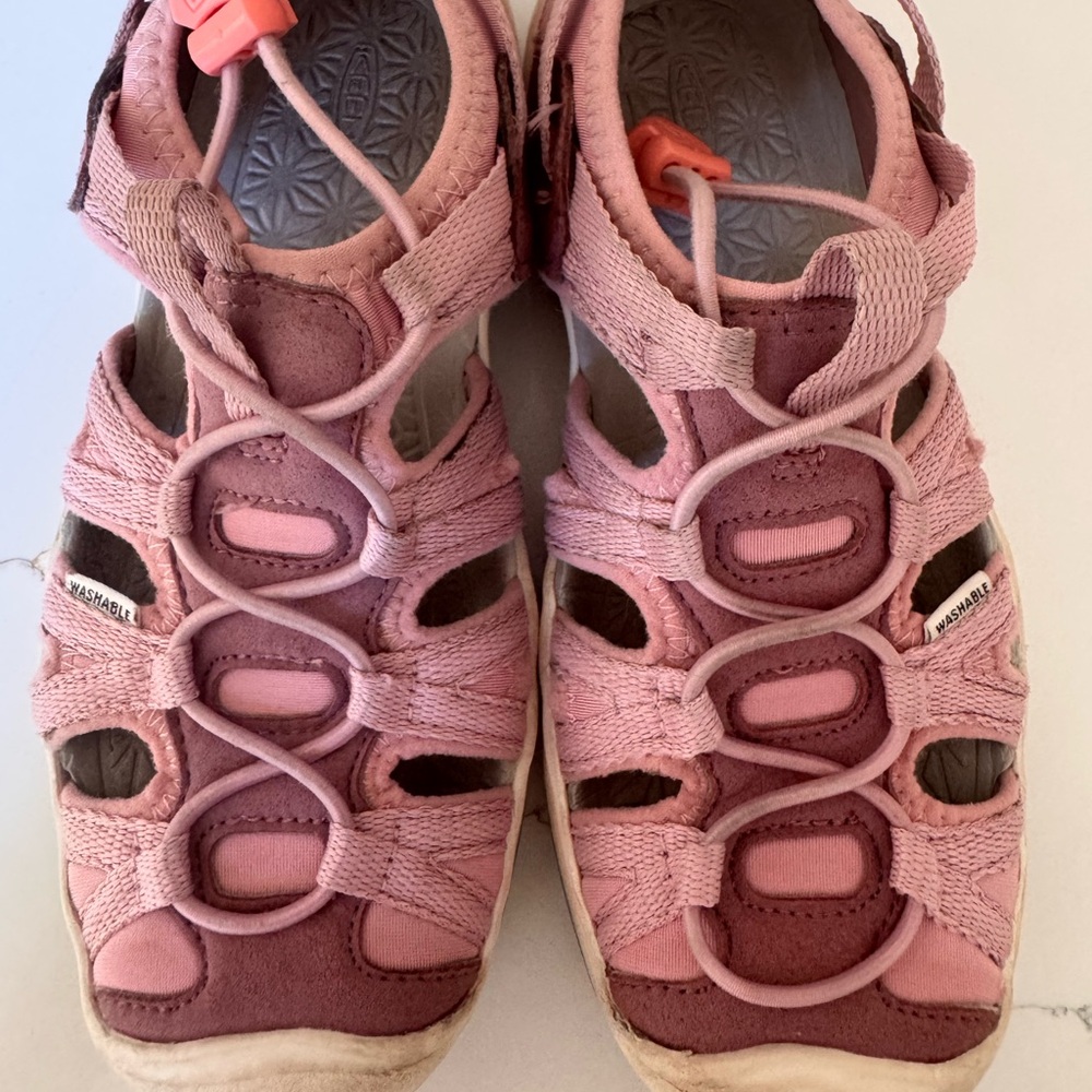 Keen kids size 1. Waterproof shoes. Great condition!
